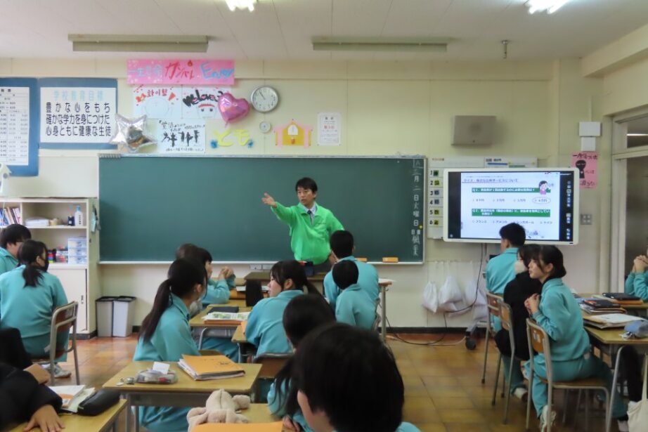 講義中に生徒に質問をする財務局職員とそれ聞いている生徒たちの様子