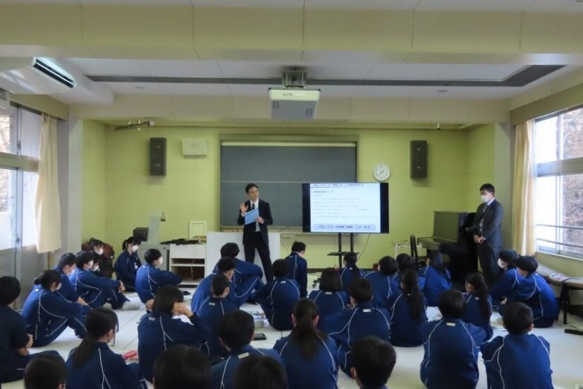 生徒が講義を聞くようす