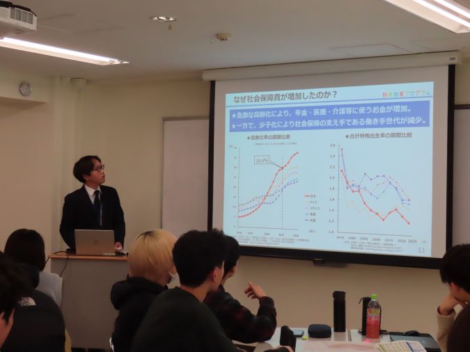 スクリーンに資料を投影し、講師が資料を説明しながら講義を行っている様子