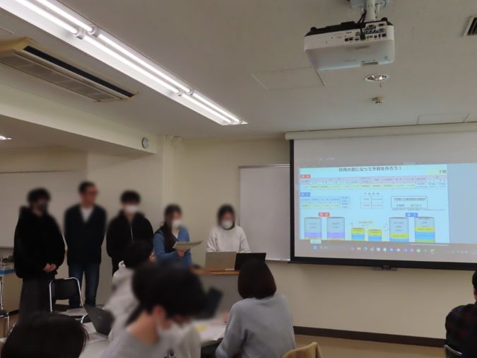 グループでの話し合いが終わり、予算案の発表をする様子