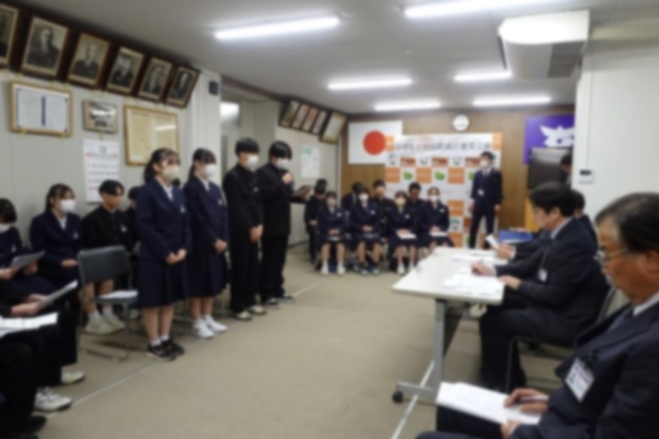 村田第一中学校生徒による大沼町長への政策発表の様子