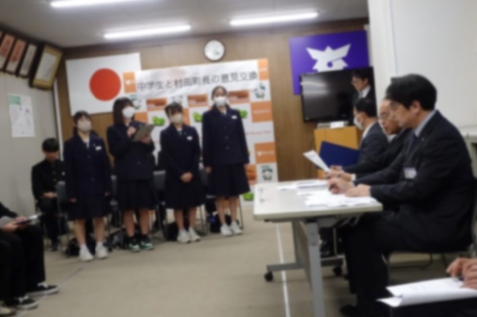 村田第二中学校生徒による大沼町長への政策発表の様子