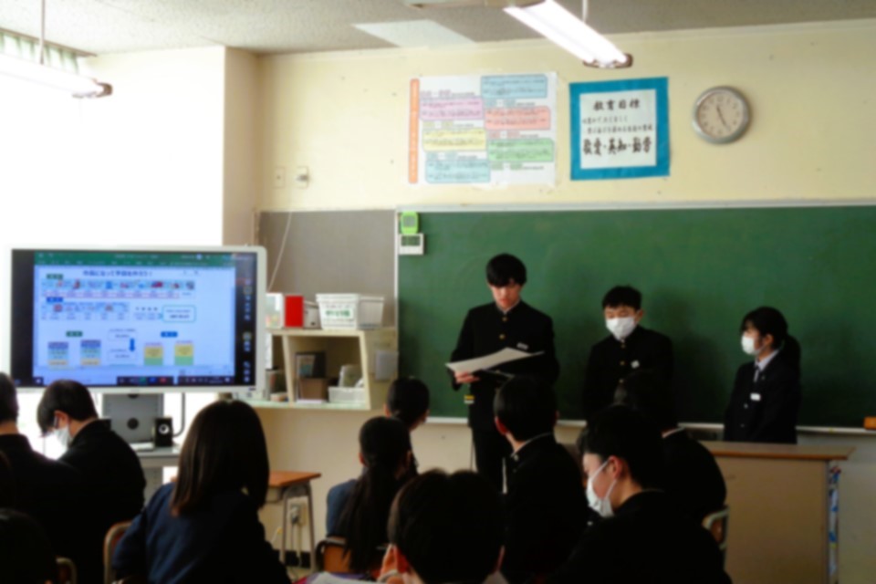 生徒が話し合った予算案を発表する様子