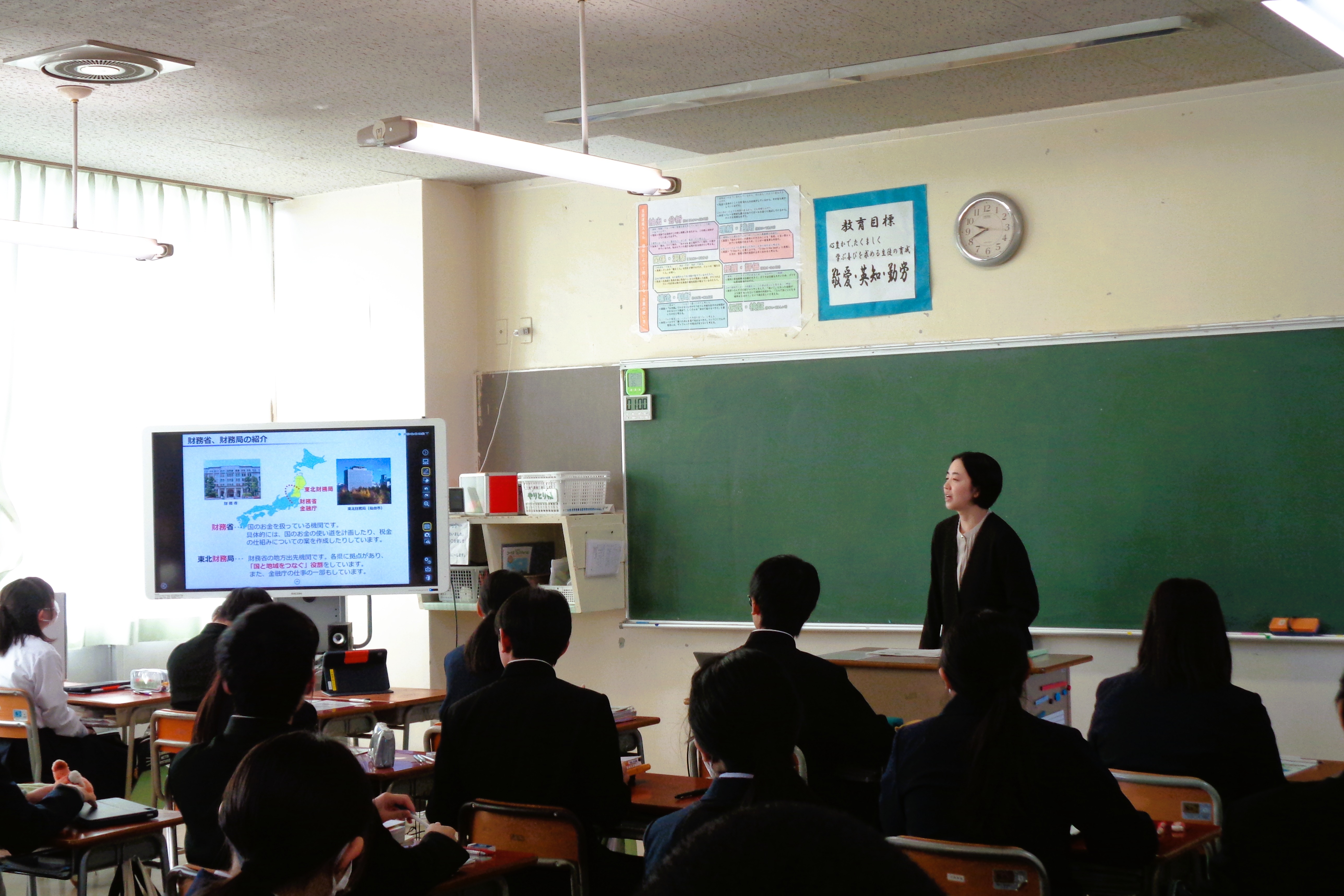 当局職員による講義を生徒が聞いている様子