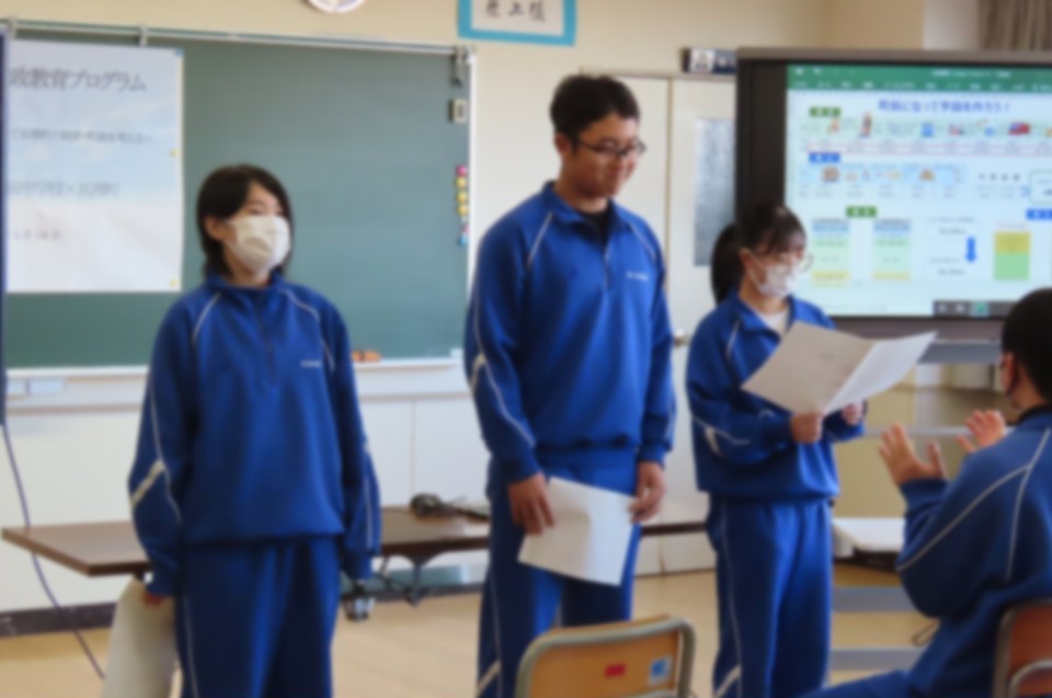 話し合った予算案を発表している様子