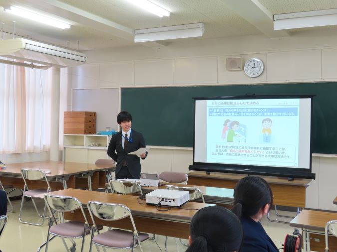 スクリーンに資料を投影し、講師が資料を説明しながら講義を行っている様子