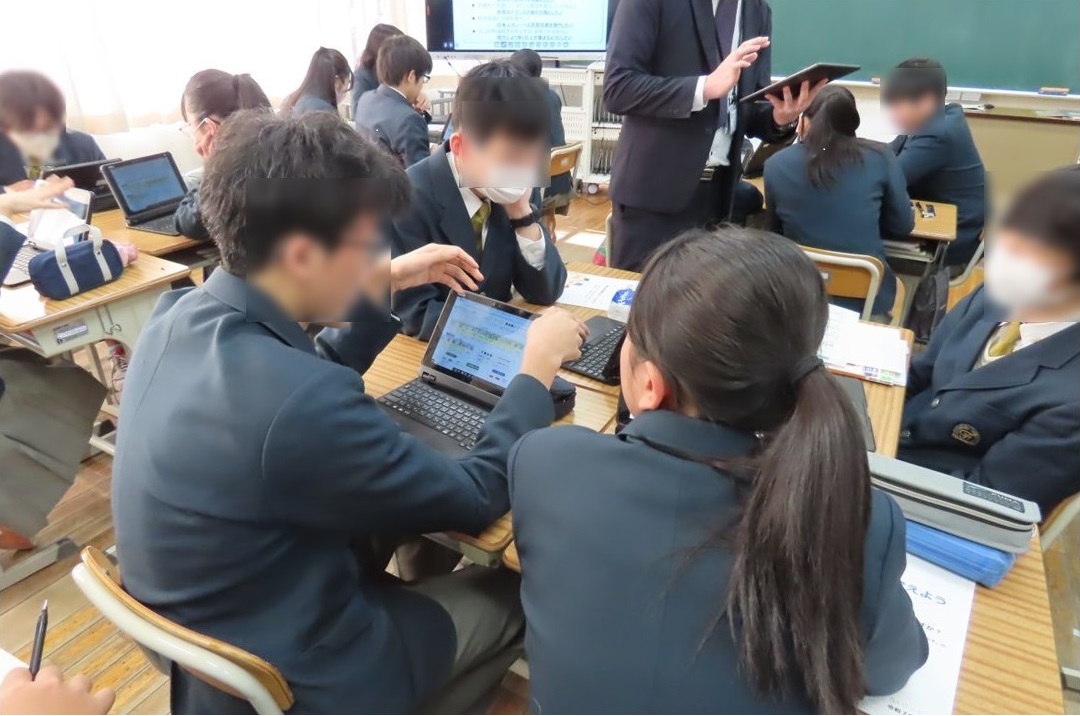 生徒同士がタブレットを使用しながらグループワーク形式で予算編成のシミュレーションに取り組む様子