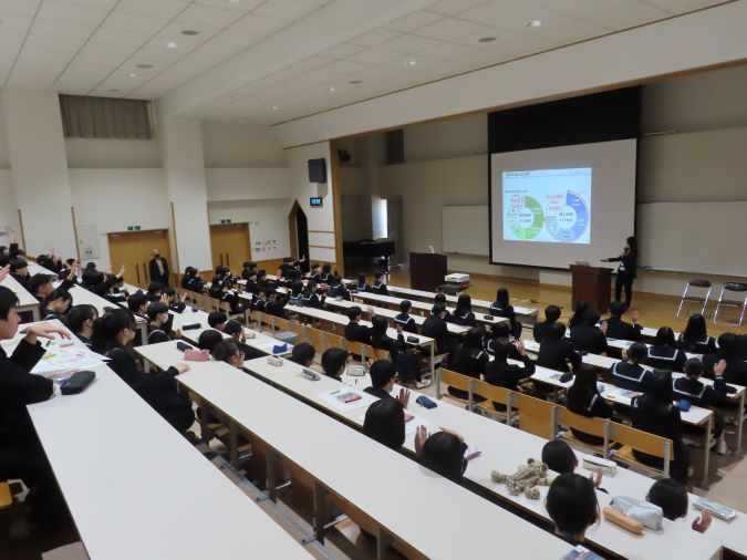 スクリーンに資料を投影し、講師が資料を説明しながら講義を行っている様子