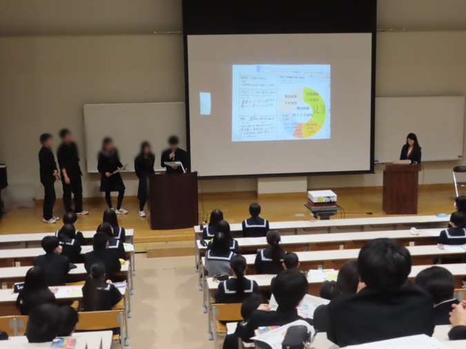 グループでの話し合いが終わり、予算案の発表をする様子