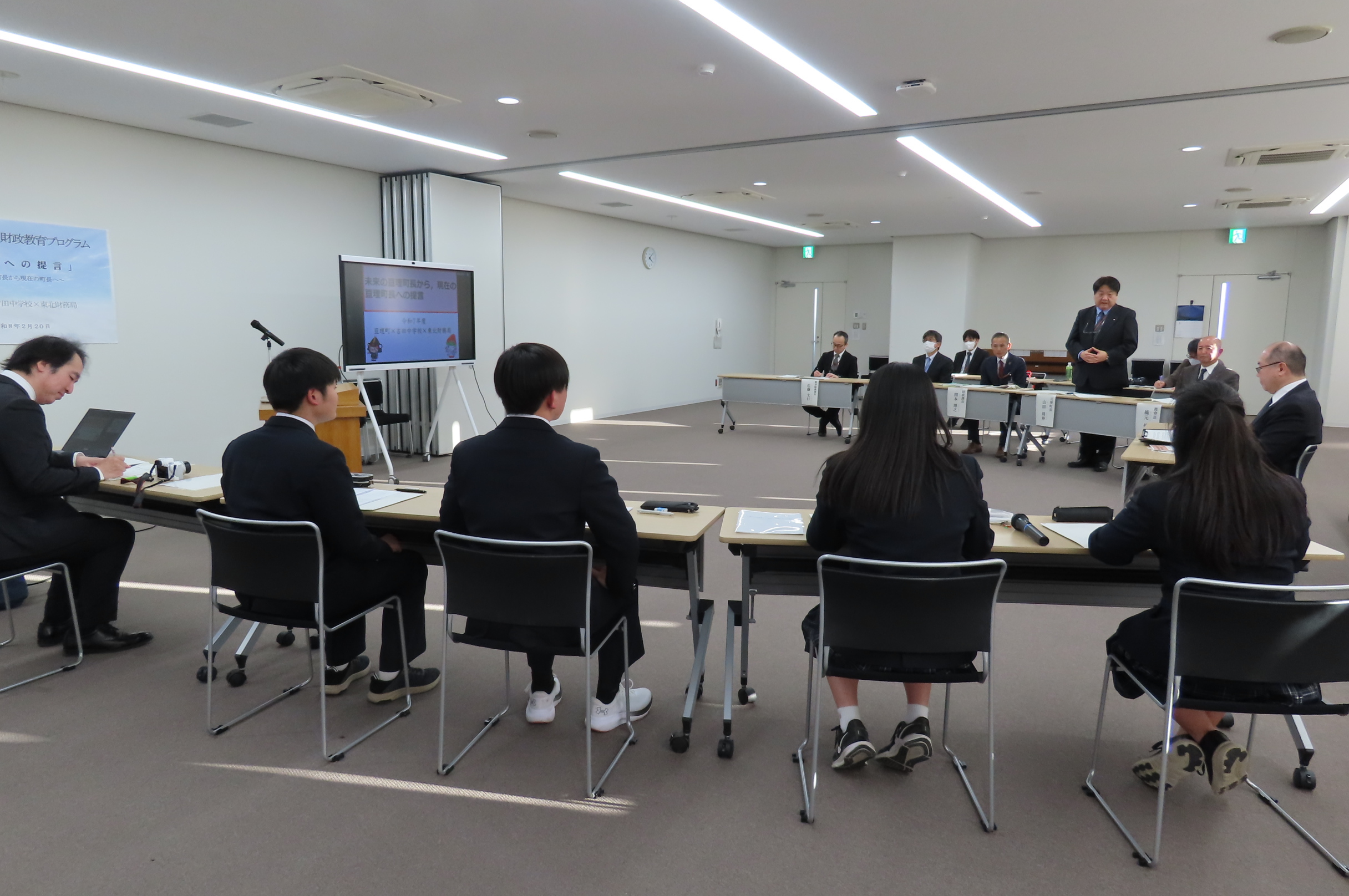 町長の講評に耳を傾ける生徒たちの様子