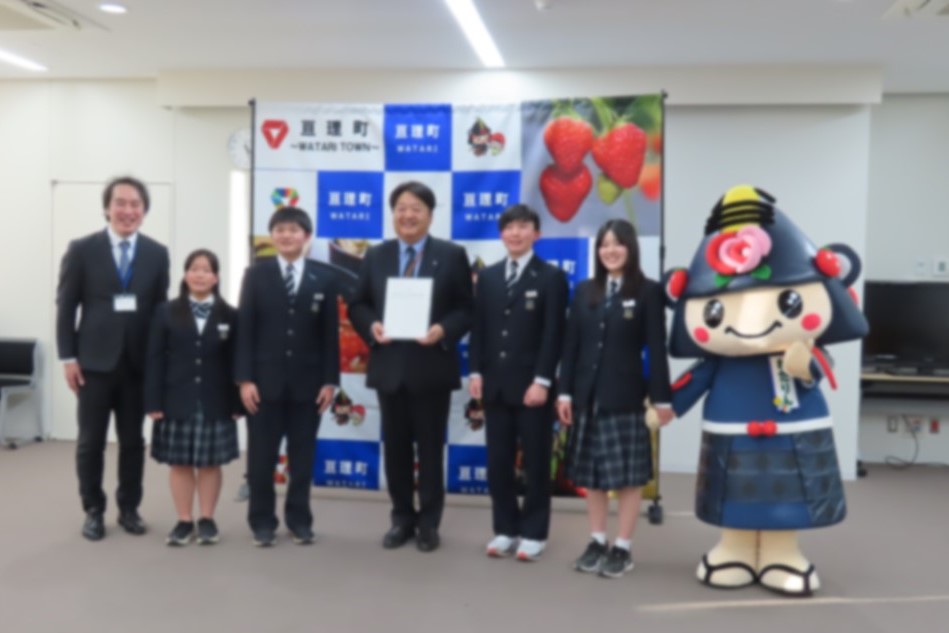 生徒たちが亘理町長に提言書を手交している様子