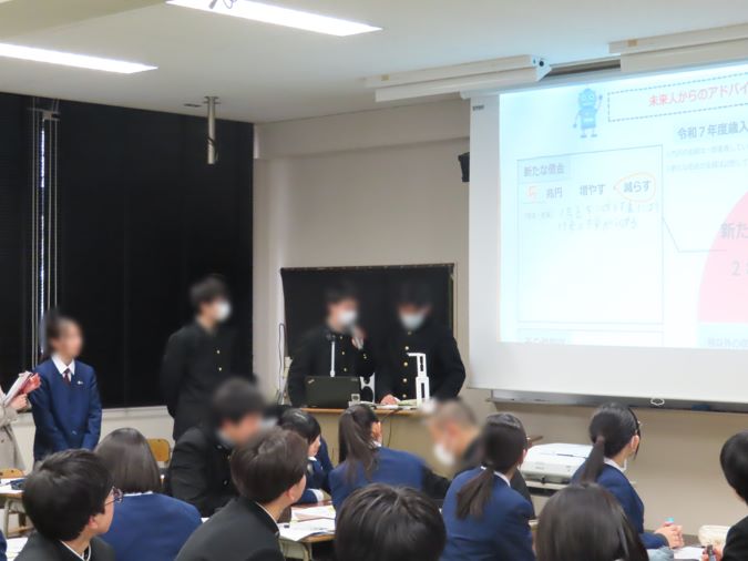 グループでの話し合いが終わり、予算案の発表をする様子