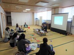 秋田市南部市民サービスセンターで子育てにかかるお金のはなしをしている様子