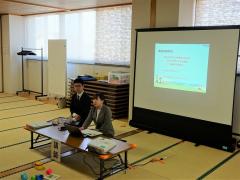 秋田財務事務所職員が子育てにかかるお金のはなしをしている様子