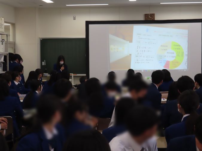 グループでの話し合いが終わり、予算案の発表をする様子