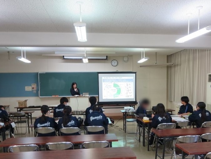 スクリーンに資料を投影し、講師が資料を説明しながら講義を行っている様子