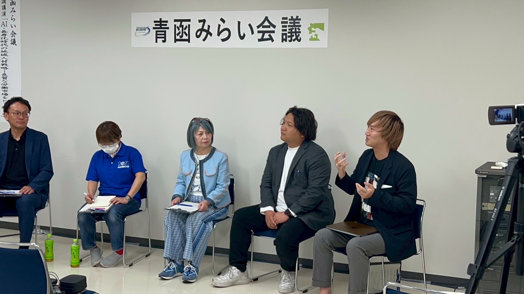 パネリストの右端の茶髪の男性が意見を述べる様子