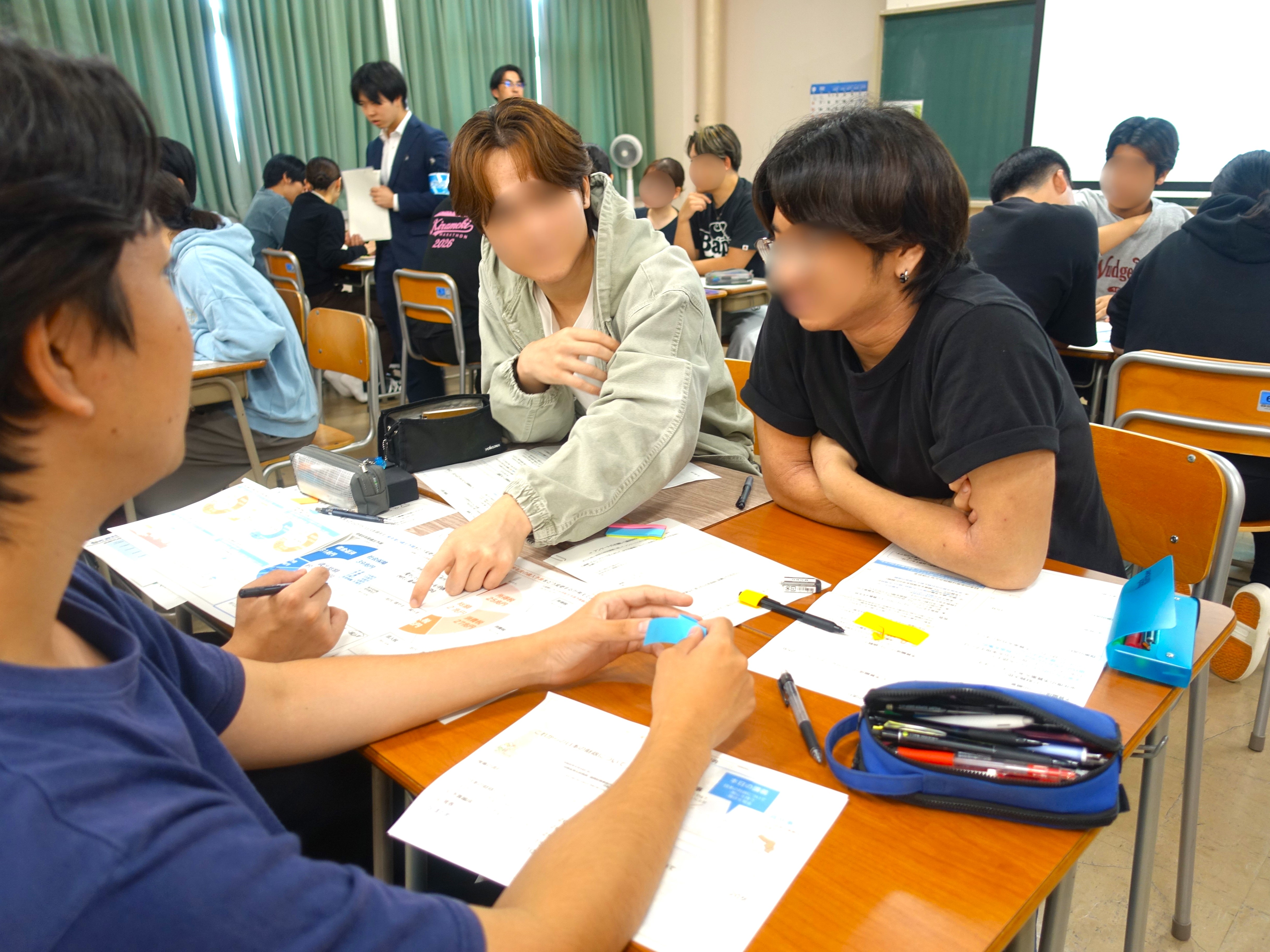 机を合わせて、来年度の予算について議論する学生たち