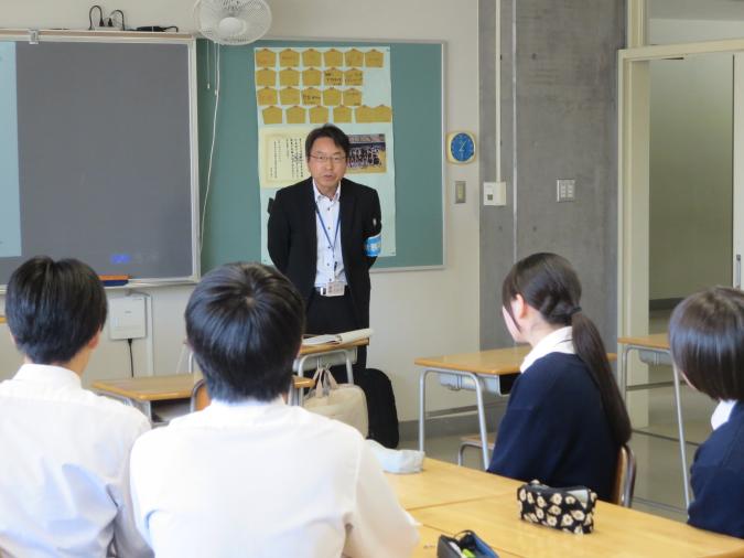 生徒達が前方の講師に注目し、講義を聞いている様子