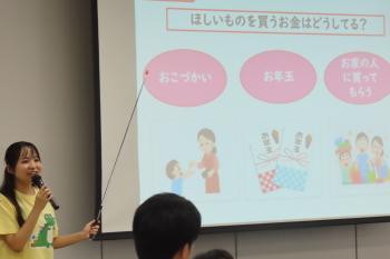講師がスライドを指しながら解説している様子