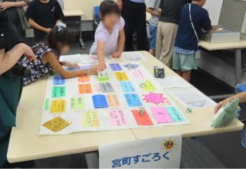 テーブルの上ですごろくをする子どもたちの様子