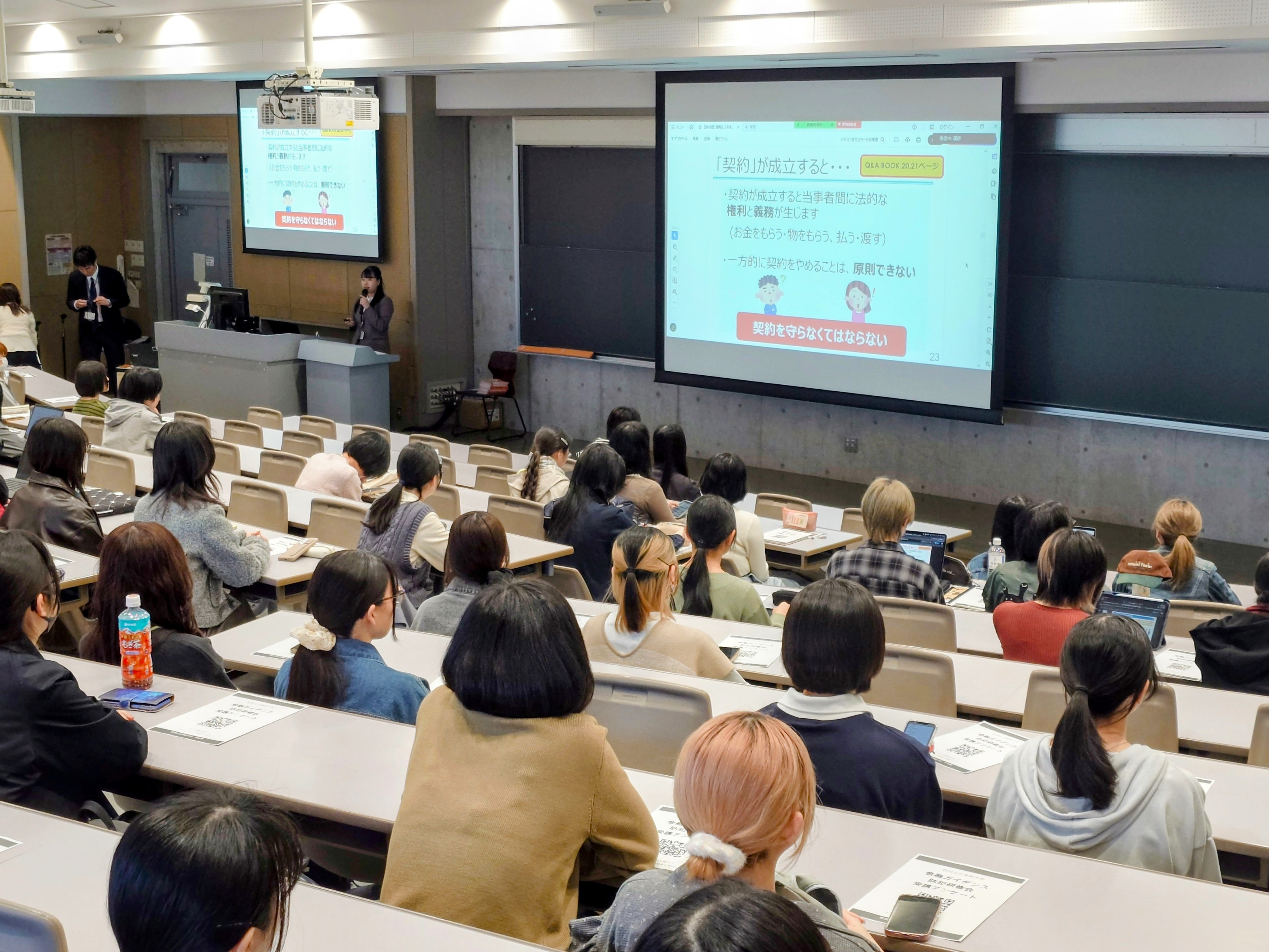 講義に真剣に耳を傾ける大勢の学生