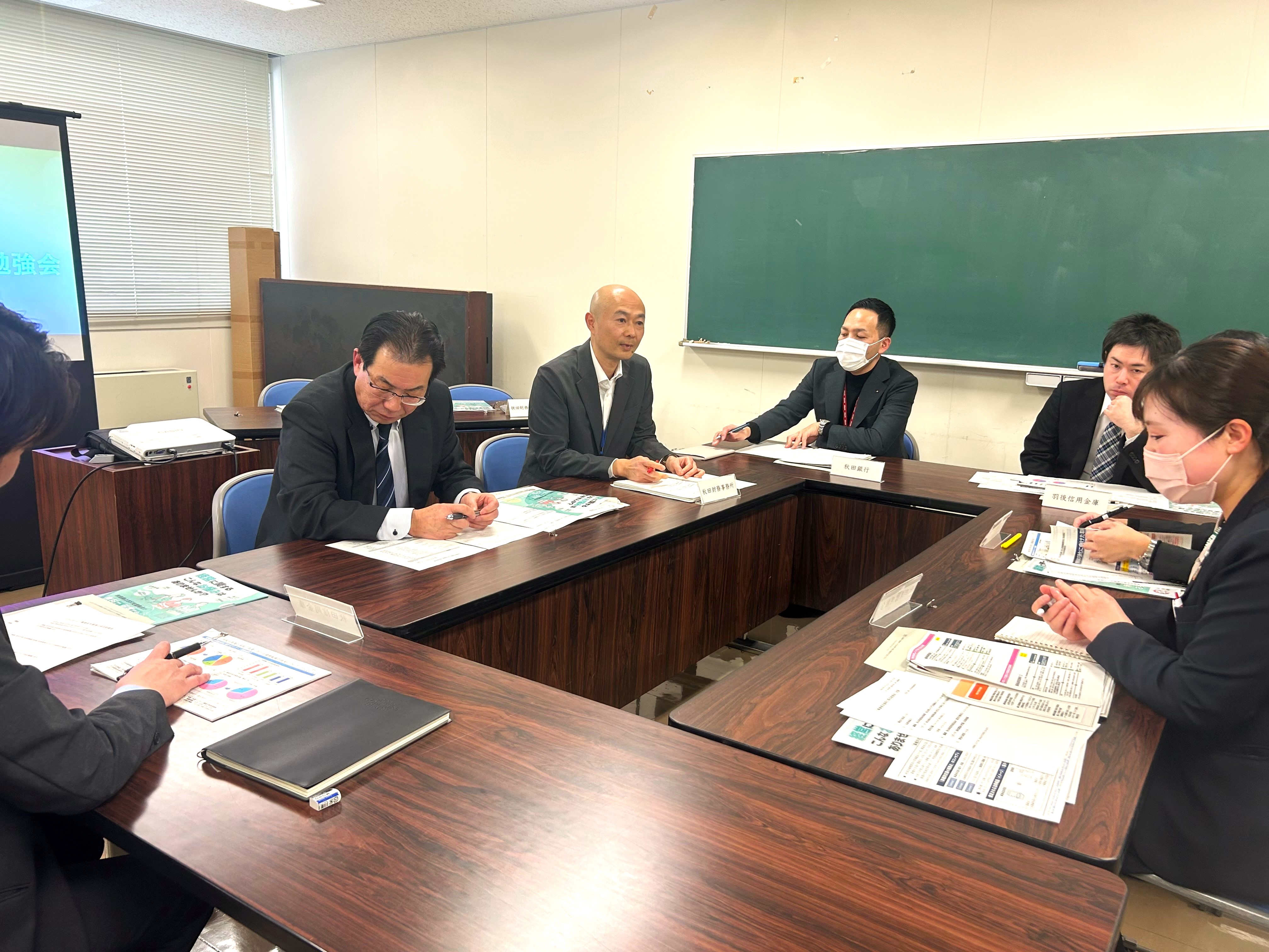 意見交換を行う参加者