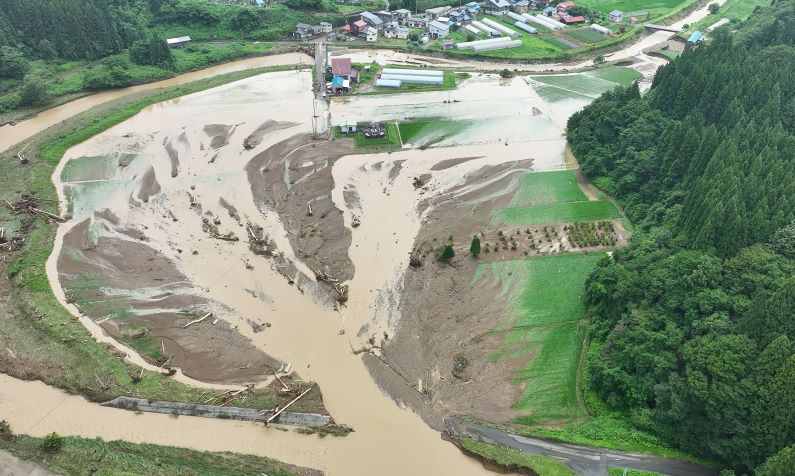 秋田県での五反沢川堤防決壊の様子