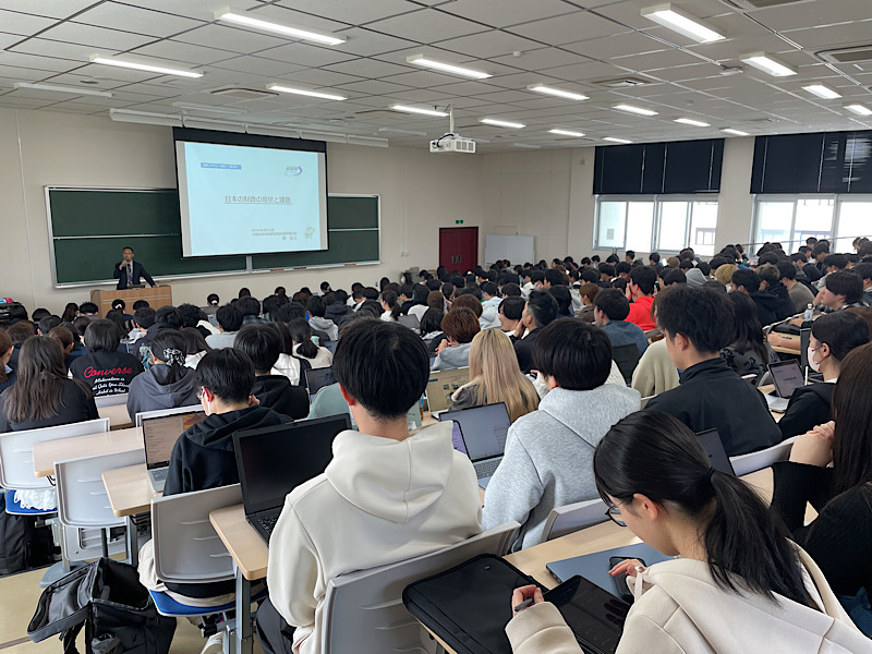 秋田財務事務所職員が秋田大学生に向けて説明をしている様子