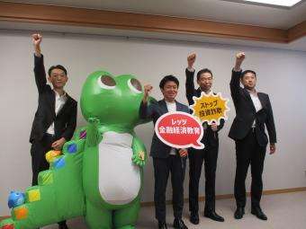 青森県知事ほか関係者全員による写真撮影の様子