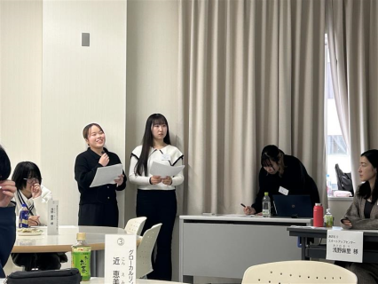 イベントの司会をする大学生たち