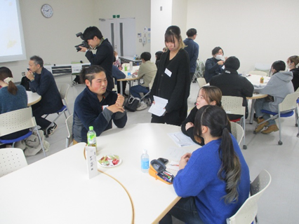 話し合う参加者と見守るアドバイザー