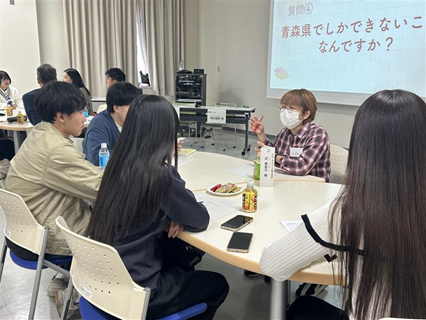 ゲストスピーカーの意見を聞く参加学生たち