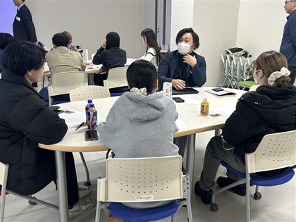 意見を言うゲストスピーカーと聞き入る参加学生たち