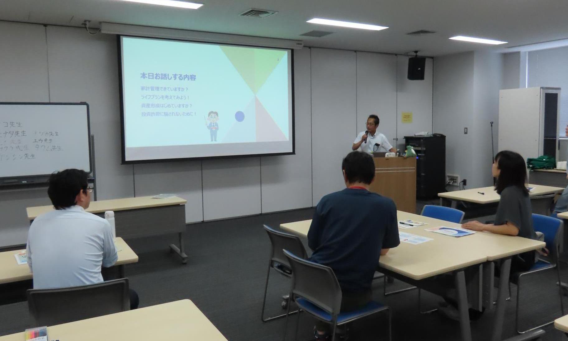 子供達の保護者が講師の話を真剣に聞いている様子