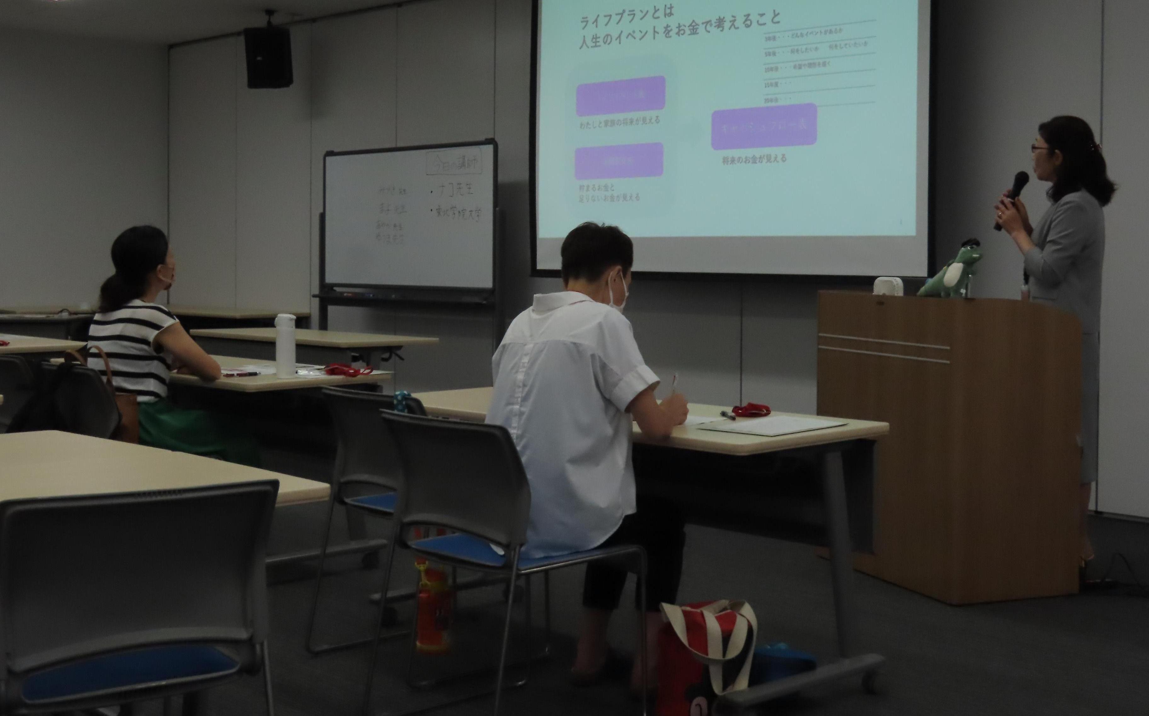 子供達の保護者が講師の話を真剣に聞いている様子