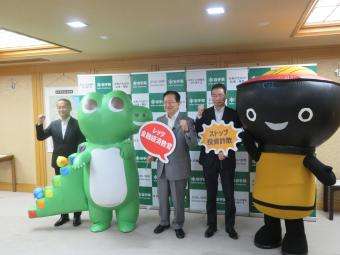 青森県知事ほか関係者全員による写真撮影の様子