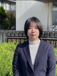 庁舎前に立つ山形財務事務所理財課所属の若手職員