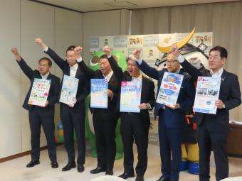 宮城県知事ほか関係者全員での写真撮影の様子