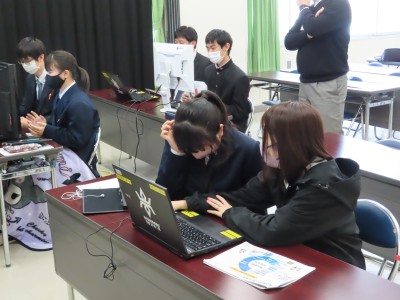 生徒と講師がパソコンを操作する画像