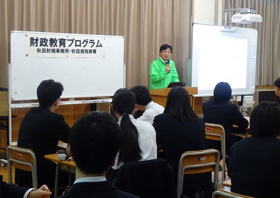 国の財政について説明をしている財務事務所職員