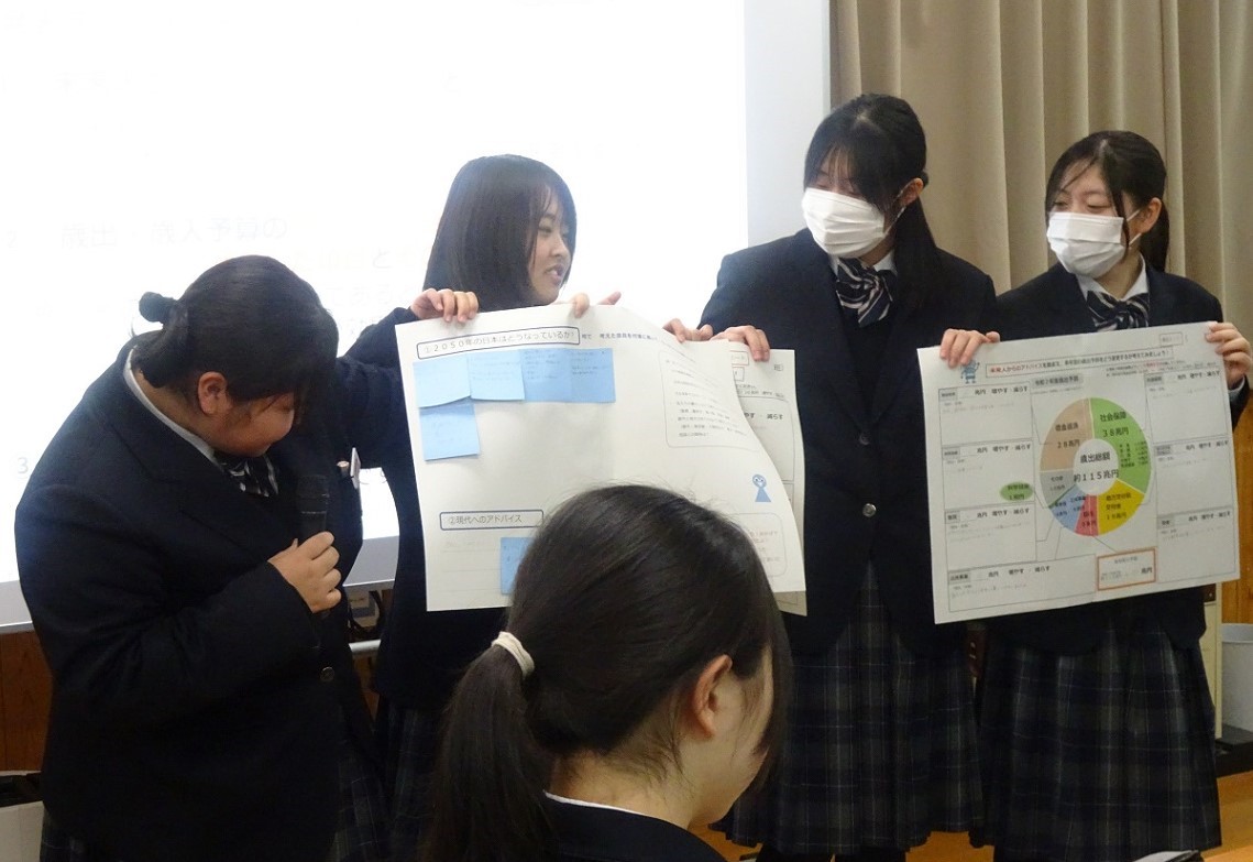 グループで議論した内容を発表している様子