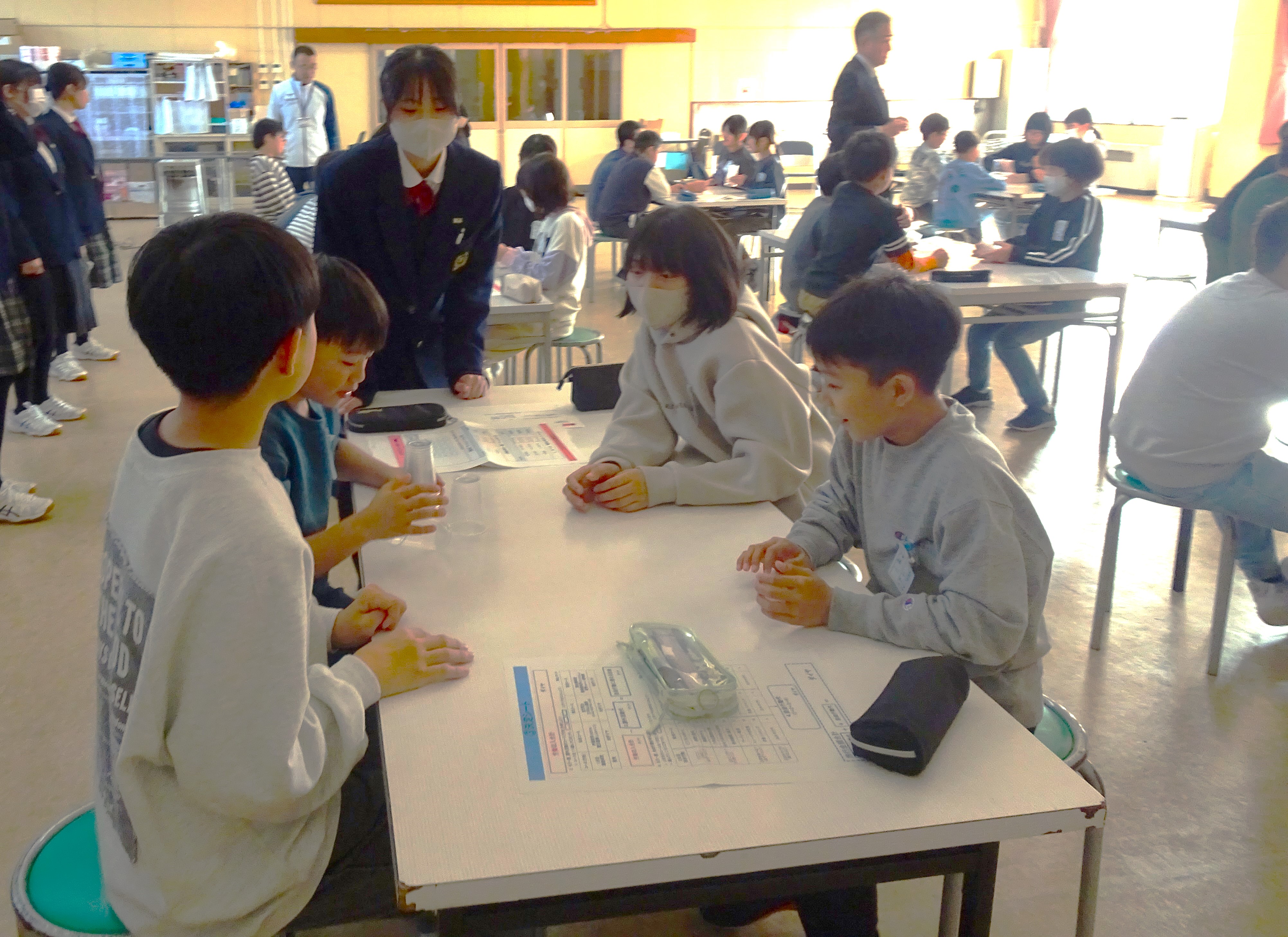 ゲームについて高校生からアドバイスを受ける小学生