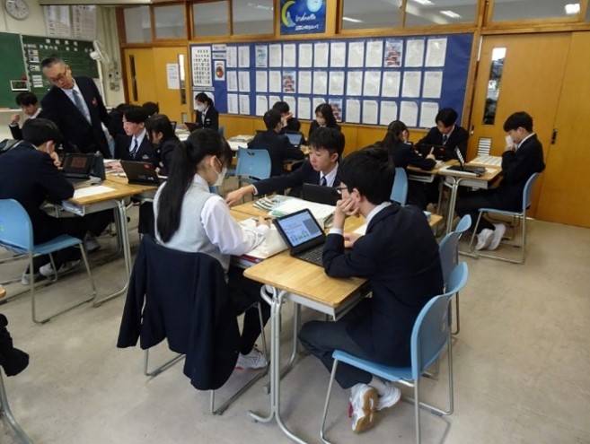 生徒同士がタブレットを使用しながらグループワーク形式で予算編成のシミュレーションに取り組む様子