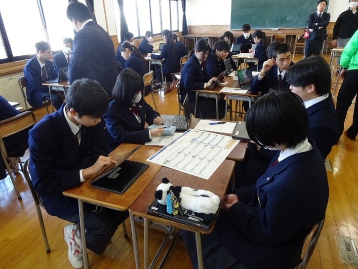 生徒同士がグループワーク形式でタブレットを使用しながら予算編成のシミュレーションに取り組む様子