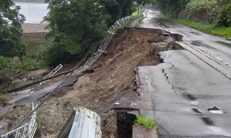 山形県での県道平田鮭川線崩落の様子