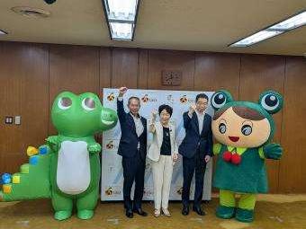 山形県知事ほか関係者全員による写真撮影の様子