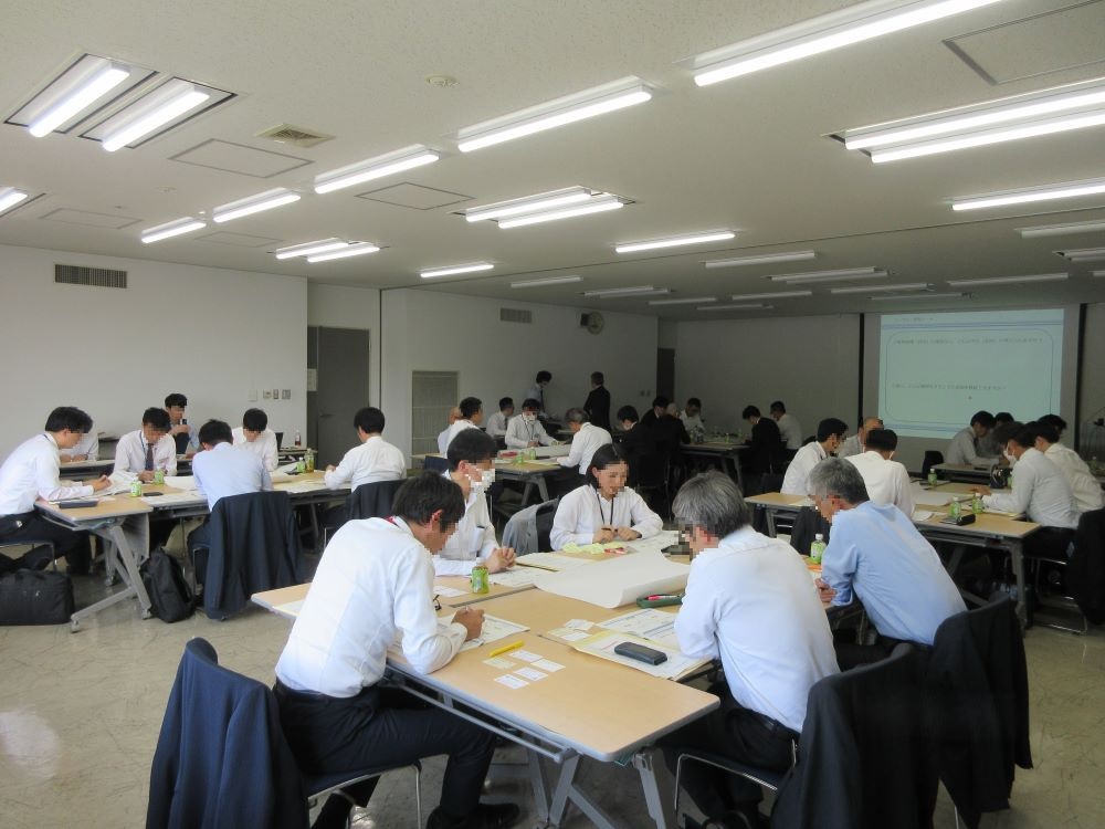 グループワークに取り組む参加者の様子
