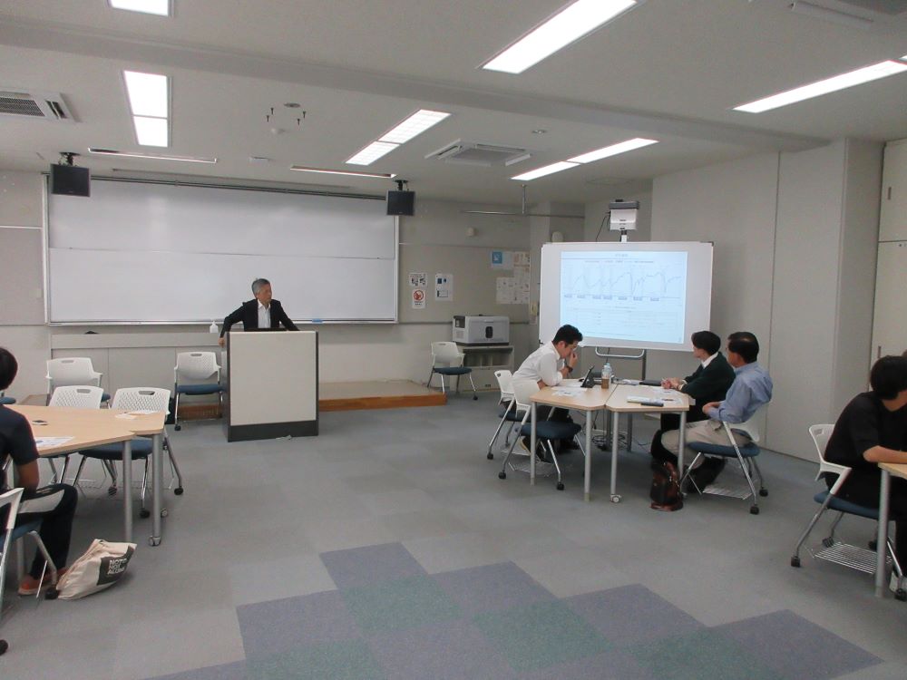 財務局職員による経済情勢の講義を聞く大学生の様子