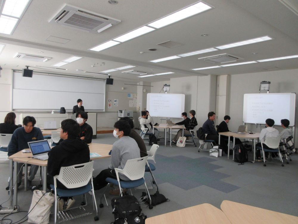 財務局職員による財政教育プログラムの講義を聞く大学生の様子